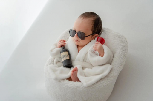 林芝满月宝宝趴着睡